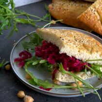 selbstgebackenes Fladenbrot gefüllt mit fermentierten Rotkohl und Hülsenfrüchten