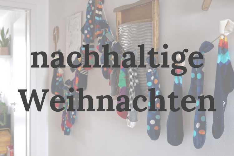 Text: nachhaltige Weihnachten, Hintergrund: Socken-Adventskalender