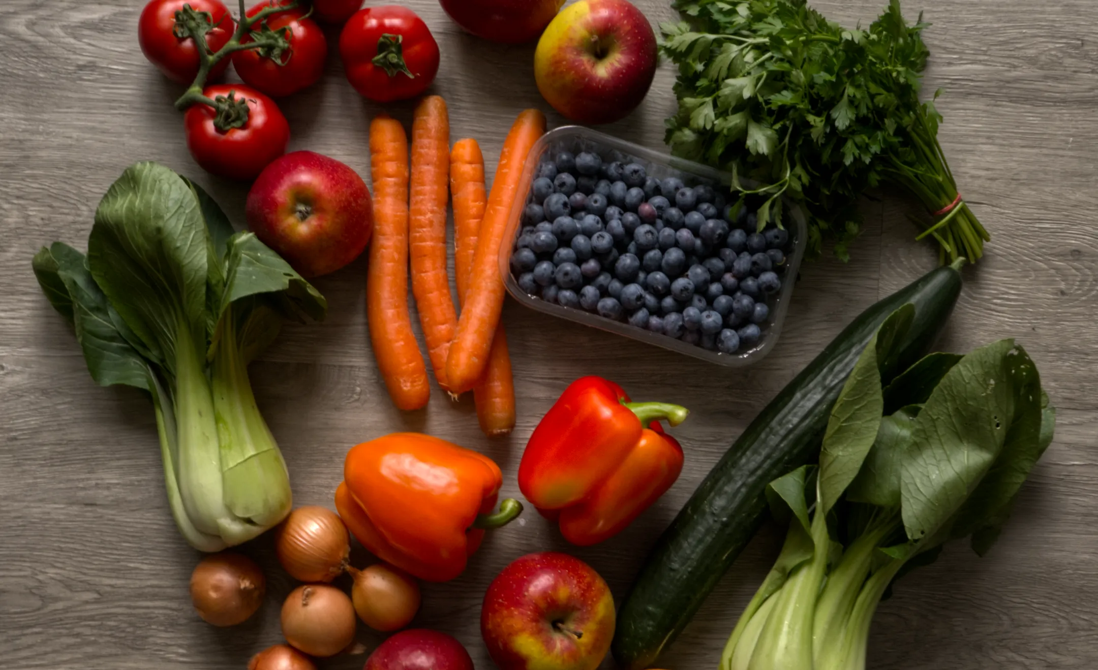 Verschiedenes Obst und Gemüse des ewigen Saisonkalenders für heimisches Obst und Gemüse als Flatlay fotografiert.